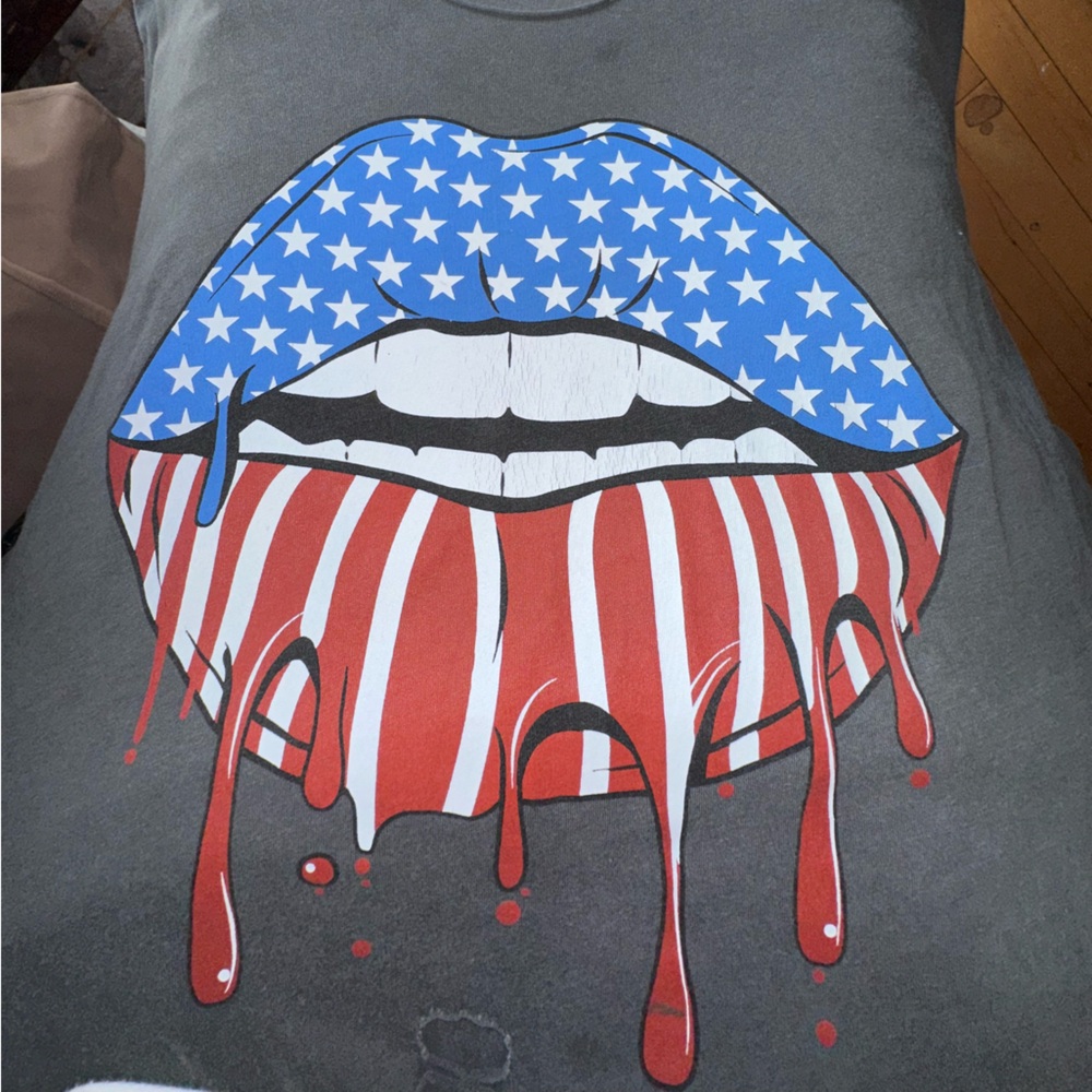 Lulusimon size Large American Flag, mouth design unisex Gray tee